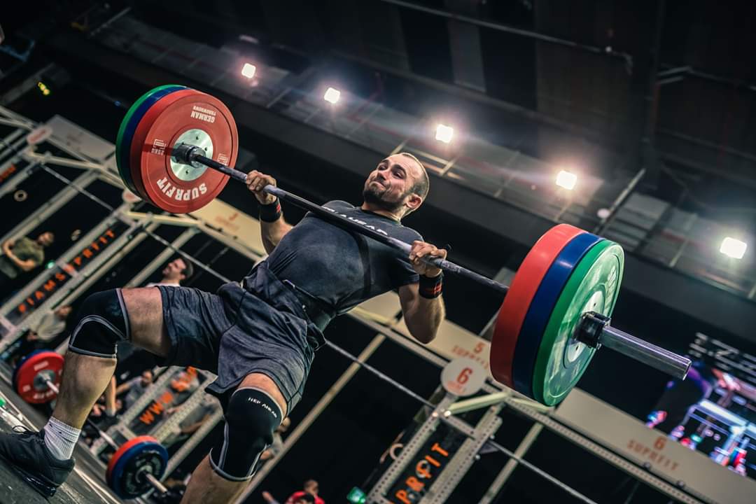 Felix Baier beim Heben der Langhantel im CrossFit-Wettkampf